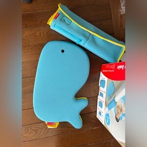Skip Hop Moby bath set pieces — padded elbow rest and kneeler mat